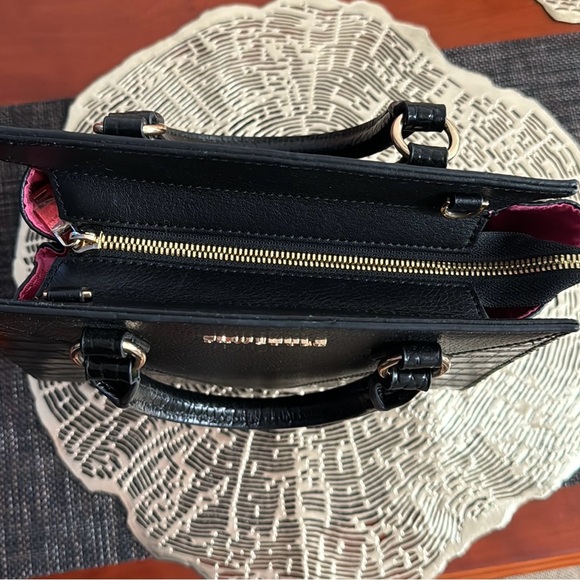 F&W STYLE | Small Croc Embossed Black Leather Handbag - Picture 5 of 11